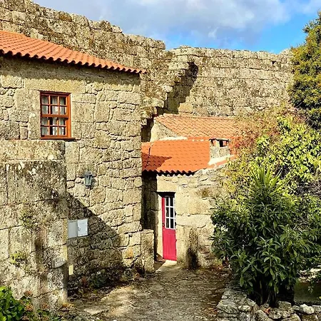 ꙳ ※ Nest Inside Castle + Fireplace ꙳ Lapa Viriato Holiday home *